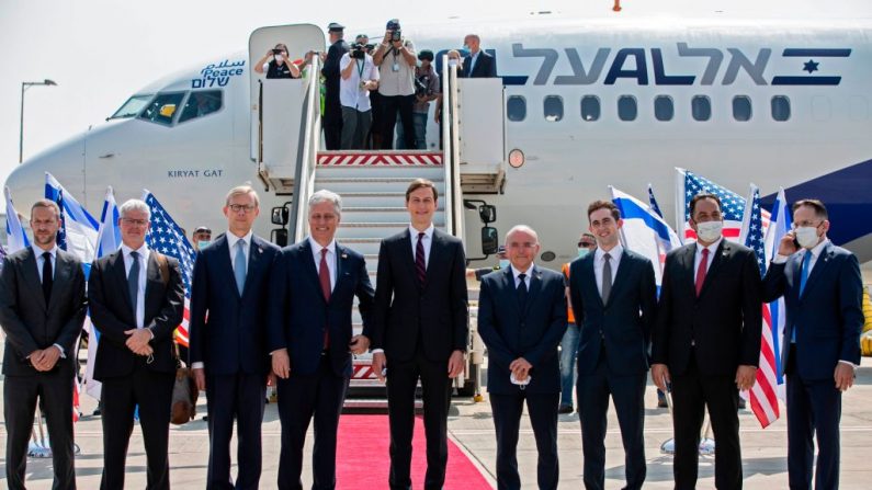 El asesor presidencial de los Estados Unidos, Jared Kushner (c-der) y el asesor de seguridad nacional de los Estados Unidos, Robert OBrien (c-izq), posan con los miembros de la delegación israelo-estadounidense frente al vuelo LY971 de El Al, que lleva a la delegación de Tel Aviv a Abu Dhabi, en el aeropuerto Ben Gurion, cerca de Tel Aviv, el 31 de agosto de 2020.(Foto de HEIDI LEVINE/AFP vía Getty Images)