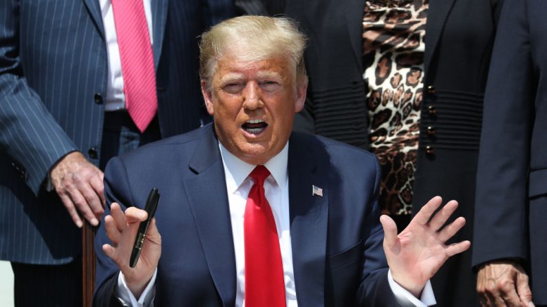 El presidente de Estados Unidos, Donald Trump, se prepara para firmar la Ley de Flexibilidad, del Programa de Protección de Cheques de Pago, en el Rose Garden de la Casa Blanca, el 05 de junio de 2020, en Washington, DC. (Chip Somodevilla/Getty Images)