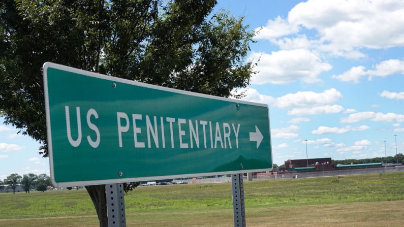 Un cartel se encuentra en el borde de la propiedad en el Complejo Correccional Federal donde un recluso estuvo programado para ser ejecutado el 13 de julio de 2020 en Terre Haute, Indiana. (Scott Olson/Getty Images)