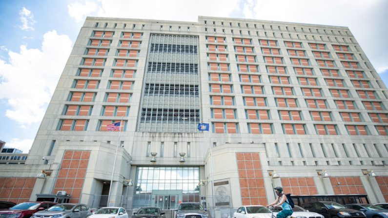 El Centro de Detención Metropolitano (MDC) donde Ghislaine Maxwell, la presunta cómplice del fallecido financiero Jeffrey Epstein, está siendo retenida, en la ciudad de Nueva York el 14 de julio de 202. (Arturo Holmes/Getty Images)