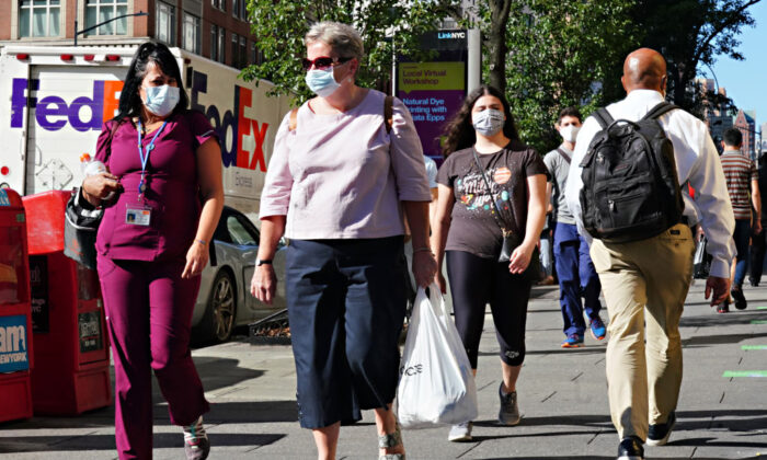 La gente camina con mascarillas protectoras mientras la Ciudad de Nueva York avanza a la Fase 3 de reapertura luego de las restricciones impuestas para frenar la pandemia del virus del PCCh, el 14 de julio de 2020. (Cindy Ord/Getty Images)
