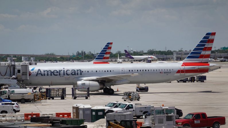 Un avión de American Airlines estacionado en una puerta del aeropuerto internacional de Fort Lauderdale-Hollywood el 16 de julio de 2020 en Fort Lauderdale, Florida. (Joe Raedle/Getty Images)


