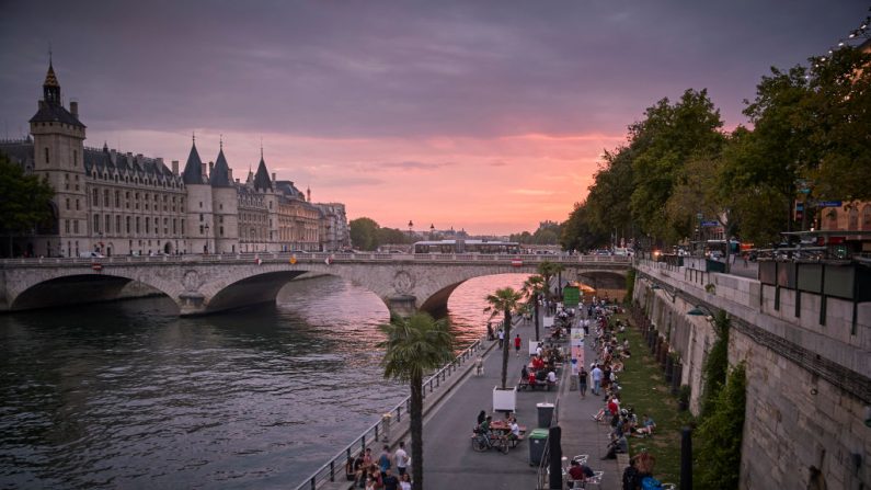 Los parisinos se refrescan en Paris Plages, foto tomada el 31 de julio de 2020 en París, Francia. (Foto de Kiran Ridley/Getty Images)