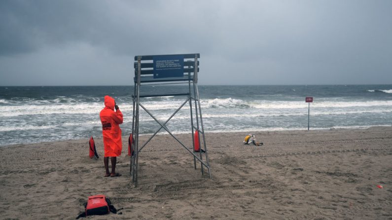 Un salvavidas vigila a lo largo de una playa desierta en Rockaway, Queens, mientras la tormenta tropical Isaias se abre paso por la costa este el 4 de agosto de 2020 en la ciudad de Nueva York.(Spencer Platt/Getty Images)