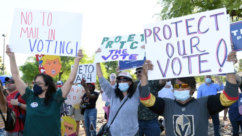 Personas protestan contra la aprobación de un proyecto de ley de voto por correo durante una manifestación del partido republicano de Nevada en el Grant Sawyer State Office Building el 4 de agosto de 2020 en Las Vegas, Nevada. (Ethan Miller/Getty Images)