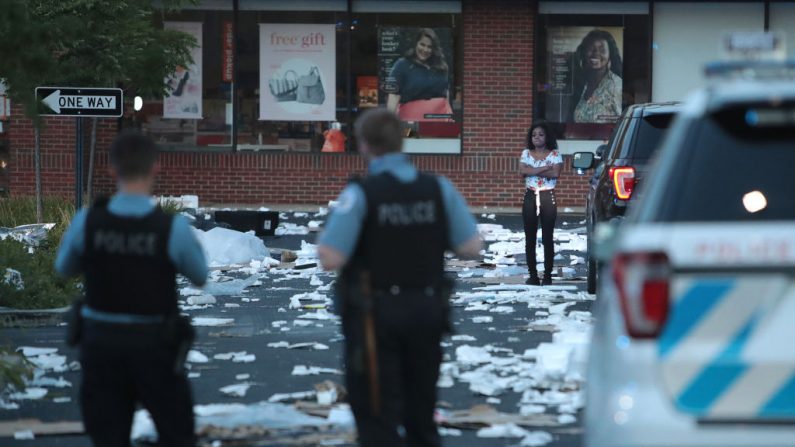 Una persona se encuentra cerca de una tienda saqueada después de que partes de la ciudad sufrieran un saqueo y vandalismo generalizado, el 10 de agosto de 2020 en Chicago, Illinois (EE.UU.). (Foto de Scott Olson/Getty Images)