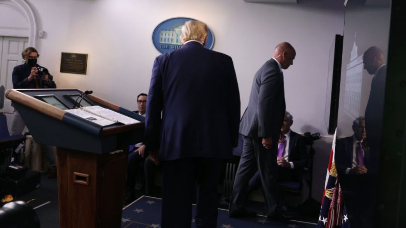 Un agente del Servicio Secreto de EE. UU. le dice al presidente Donald Trump que abandone la sala de reuniones luego de que se reportaran disparos cerca de la Casa Blanca en Washington el 10 de agosto de 2020 (Alex Wong/Getty Images).