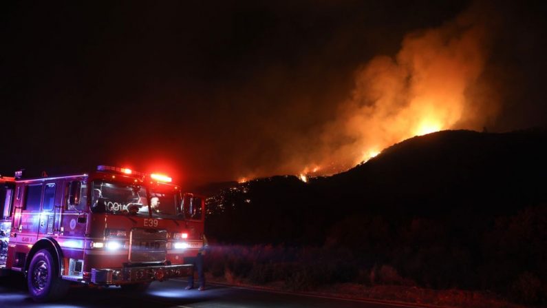 Los bomberos trabajan en el Lago de Fuego el 12 de agosto de 2020, en el Lago Hughes, California. (Mario Tama/Getty Images)