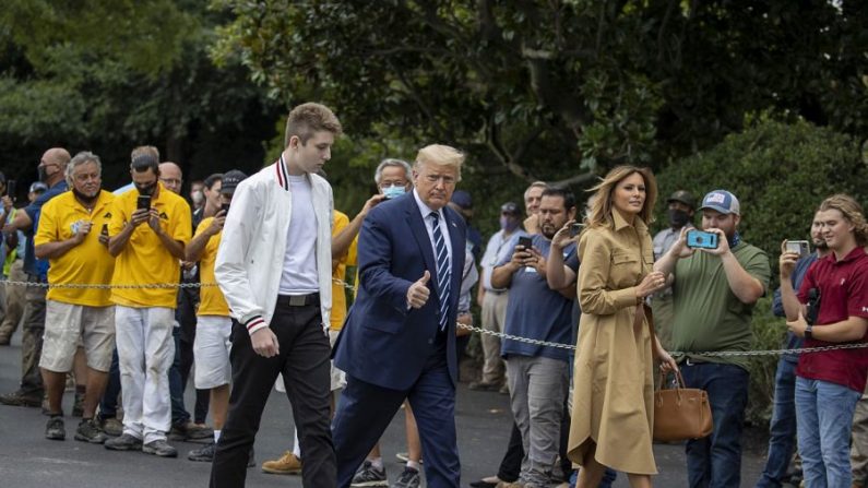 El presidente Donald Trump, la primera dama Melania Trump y su hijo Barron Trump el 16 de agosto de 2020. (Tasos Katopodis/Getty Images)