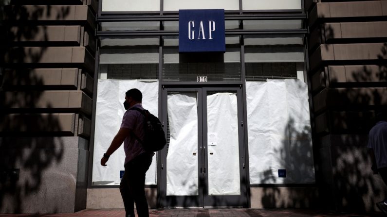 Un peatón pasa por la tienda GAP cerrada el 18 de agosto de 2020 en San Francisco, California. (Justin Sullivan/Getty Images)