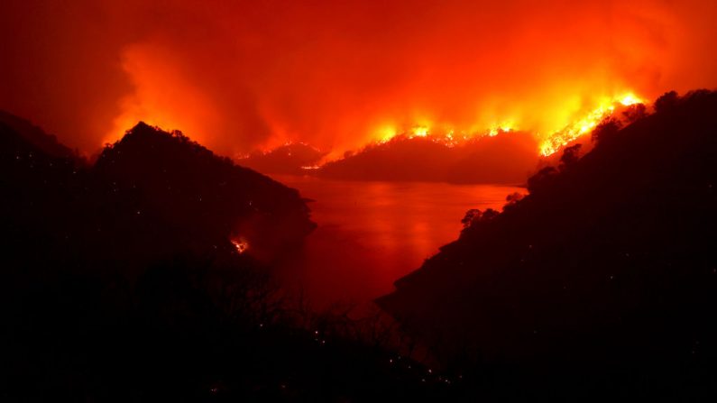 El fuego del Complejo de Rayos LNU arde en las colinas que rodean el Lago Berryessa el 19 de agosto de 2020 en Napa, California (EE.UU.). (Foto de Justin Sullivan/Getty Images)