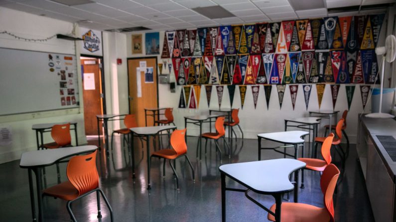 Los pupitres de las aulas están socialmente distanciados antes del regreso de los estudiantes el 26 de agosto de 2020 en Stamford, Connecticut (EE.UU.). (Foto de John Moore/Getty Images)