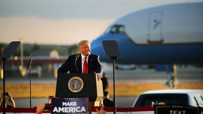 El presidente Donald Trump habla en un mitin en un hangar del aeropuerto el 28 de agosto de 2020 en Londonderry, New Hampshire. (Spencer Platt/Getty Images)
