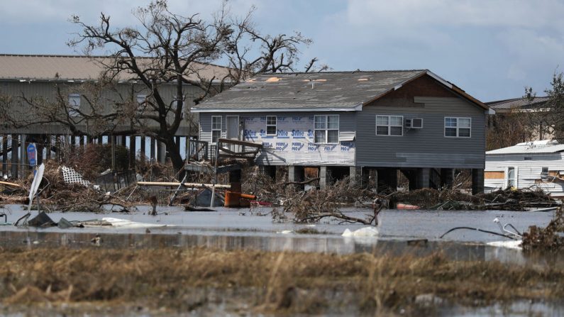 Las casas dañadas se ven el 29 de agosto de 2020 en Cameron, Louisiana (EE.UU.). El huracán Laura tocó tierra el 27 de agosto, trayendo lluvia y fuertes vientos a la región sudeste del estado, alcanzando velocidades de viento de 150 mph y una marea de 9-12 pies. (Foto de Joe Raedle/Getty Images)
