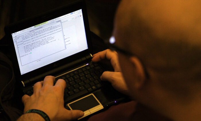 Un usuario con su computador portátil en una imagen del 27 de diciembre de 2011. (Adam Berry/Getty Images)