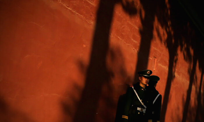 Un policía paramilitar vigila el exterior del Gran Salón del Pueblo en Beijing el 12 de noviembre de 2013. (Feng Li/Getty Images)