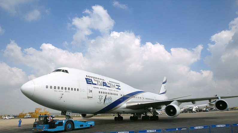 Un avión de pasajeros El Al Boeing 747 se encuentra en el aeropuerto Ben Gurion el 9 de julio de 2003 cerca de Tel Aviv, Israel. (David Silverman/Getty Images)
