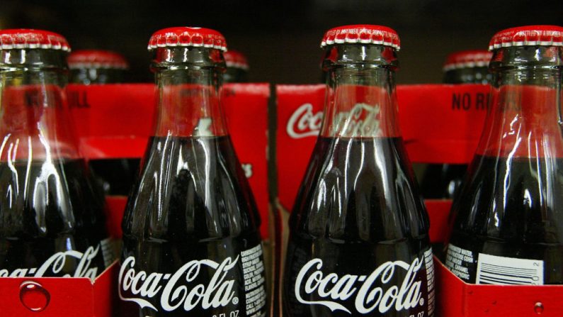 Se ven botellas de Coca-Cola en la estantería del Tower Market el 16 de enero de 2004 en San Francisco, California (EE.UU.). (Foto de Justin Sullivan/Getty Images)
