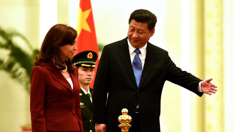 La expresidenta argentina, Cristina Kirchner, y el líder del Partido Comunista Chino, Xi Jinping, en el Gran Salón del Pueblo en Beijing el 4 de febrero de 2015. (Goh Chai Hin/ AFP a través de Getty Images)