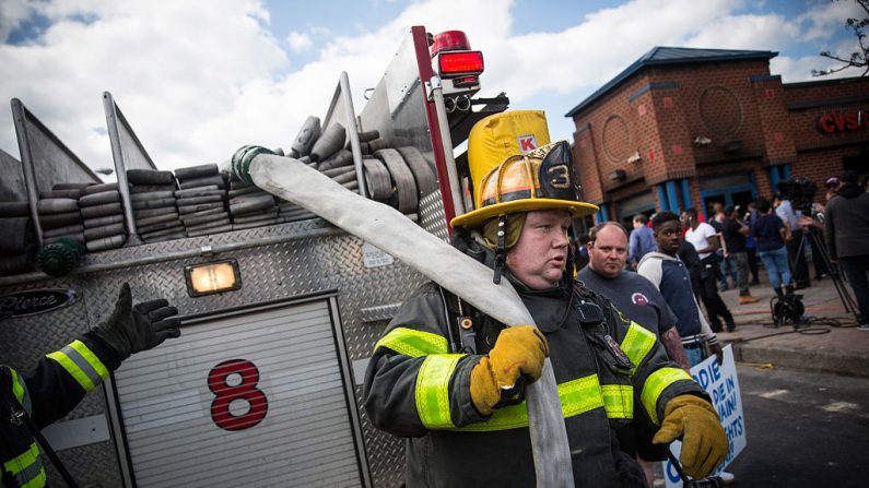 Los bomberos de Baltimore el 28 de abril de 2015 en Baltimore, Maryland. (Andrew Burton/Getty Images)
