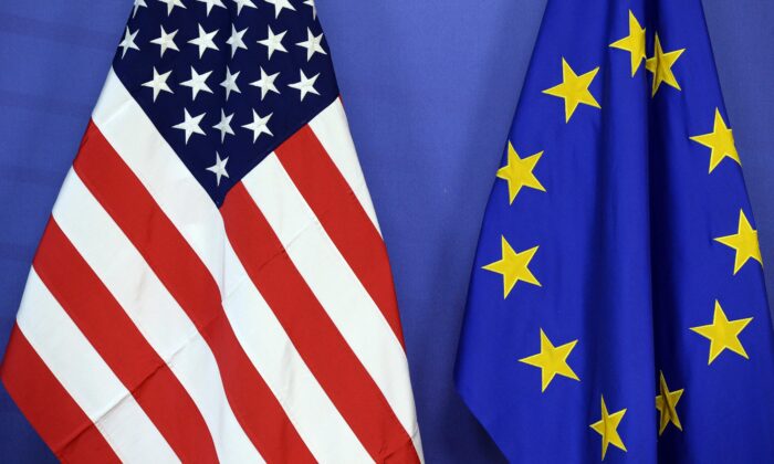 La bandera de Estados Unidos (i) y la bandera de la Unión Europea en una reunión en las oficinas de la Comisión Europea en Bruselas (Bélgica) el 13 de julio de 2015. (Thierry Charlier/AFP vía Getty Images)