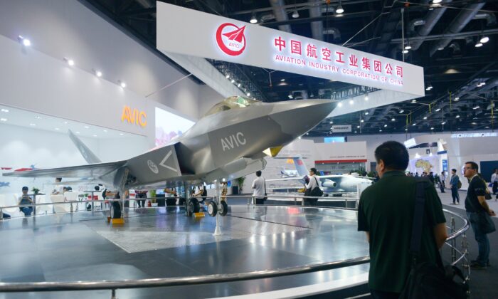 Un hombre mira un modelo de avión de combate sigiloso gerifalte J-31, diseñado por Aviation Industry Corporation of China (AVIC), en la Exposición Internacional de Aviación de Beijing, en Beijing, el 17 de septiembre de 2015. (WANG ZHAO/AFP a través de Getty Images)
