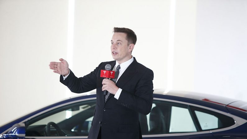 Elon Musk, presidente, director general y arquitecto de productos de Tesla Motors, habla en una conferencia de prensa para declarar que Tesla Motors lanza el Sistema v7.0 en China el 23 de octubre de 2015 en Beijing, China. (VCG/VCG a través de Getty Images)