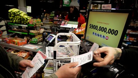 Hombre gana una lotería de USD 1 millón con los números que su familia ha jugado durante 50 años