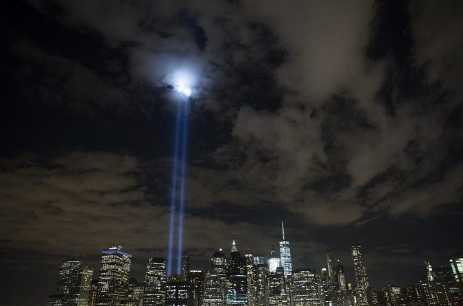 El "Tributo de la Luz" se eleva desde el horizonte del Bajo Manhattan visto desde el Paseo de Brooklyn Heights, en el barrio de Brooklyn de la ciudad de Nueva York, el 7 de septiembre de 2016. (Drew Angerer/Getty Images)