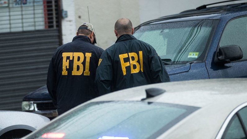 Miembros de la Oficina Federal de Investigación (FBI) en Manhattan, el 19 de septiembre de 2016 en Elizabeth, Nueva Jersey. (Foto de Drew Angerer/Getty Images)