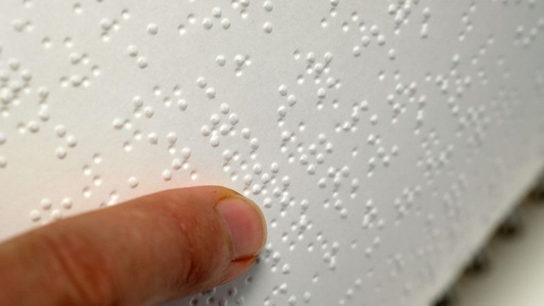 Foto de archivo, 13 de septiembre de 2016, muestra una página en relieve de una novela transcrita e impresa en escritura táctil en Braille, en Toulouse, al suroeste de Francia. (ERIC CABANIS/AFP vía Getty Images)