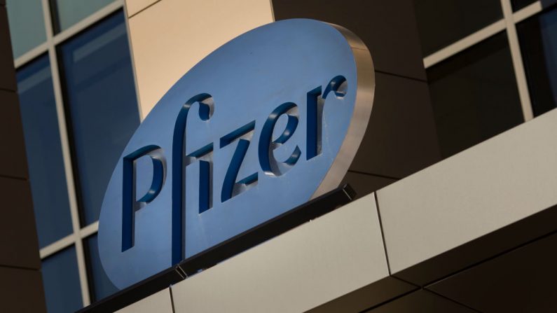Un letrero de la compañía farmacéutica Pfizer se ve en un edificio de Cambridge, Massachusetts (EE.UU.), el 18 de marzo de 2017. (Foto de DOMINICK REUTER/AFP vía Getty Images)