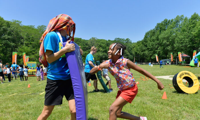 Cientos de estudiantes de la Escuela Primaria Mattahunt juegan en un parque en Boston, Massachusetts, el 12 de junio de 2017. Los estudiantes ahora deben vacunarse contra la gripe para poder entrar a la escuela. (Paul Marotta/Getty Images para Nickelodeon)