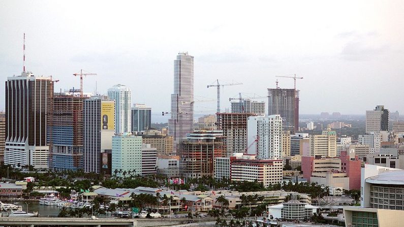 Grúas de construcción se elevan sobre la ciudad de Miami mientras experimenta un tremendo auge de construcción el 17 de agosto de 2006 en Miami, Florida (EE.UU.). (Foto de Joe Raedle/Getty Images)