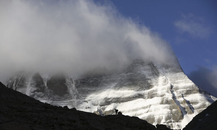La montaña Kangrinboqe cubierta de nieve, conocida como Montaña Kailash en el oeste, se muestra el 16 de junio de 2007 en el condado de Purang de la Región Autónoma del Tíbet, China. Kangrinboqe, que significa montaña sagrada en tibetano, es la cumbre de las montañas Gangdise con una altitud de alrededor de 6638 metros (21,778 pies) sobre el nivel del mar. (Fotos de China/Getty Images)