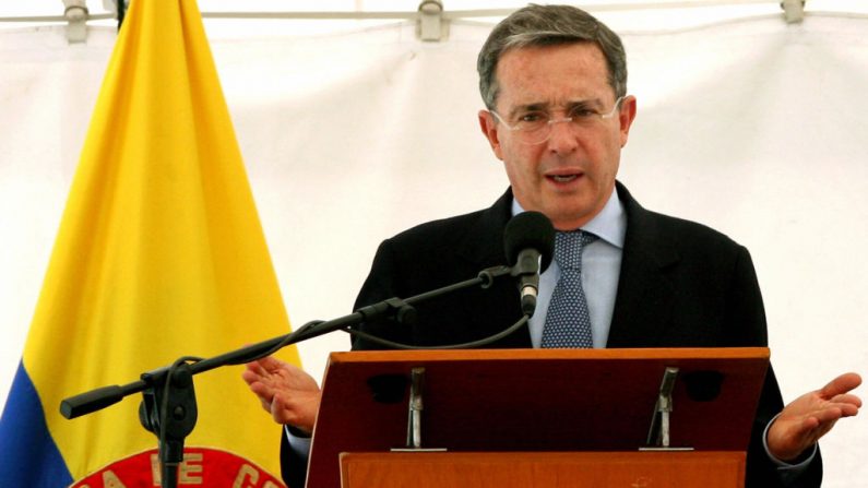 El expresidente colombiano Álvaro Uribe habla durante la inauguración de una terminal de transporte en Cota, en las afueras de Bogotá, Colombia, el 22 de noviembre de 2007. (Alejandra Vega/AFP vía Getty Images)