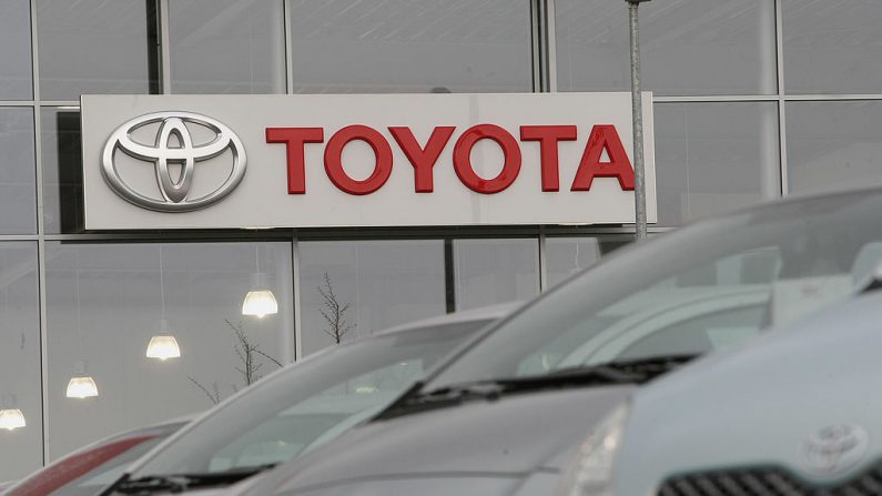 Los coches de Toyota se ponen a la venta en un concesionario de coches el 22 de diciembre de 2008 en Wiesbaden, Alemania. (Foto de Ralph Orlowski/Getty Images)