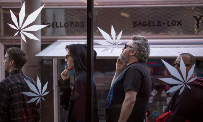 La gente hace cola frente a un MedMen, un local que vende marihuana para uso recreativo, en West Hollywood, California, el 2 de enero de 2018. (David McNew/Getty Images)