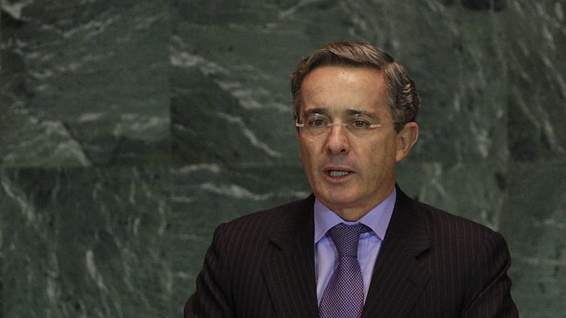 El expresidente colombiano Álvaro Uribe se dirige a la Asamblea General de las Naciones Unidas en la sede de la ONU el 23 de septiembre de 2009 en la ciudad de Nueva York. (Foto de Rick Gershon/Getty Images)
