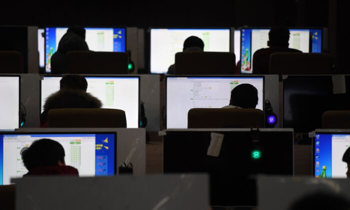 Los estudiantes hacen un examen en una sala de computación de una escuela técnica en Jinan, provincia de Shandong, China, el 29 de enero de 2018. (GREG BAKER/AFP vía Getty Images)