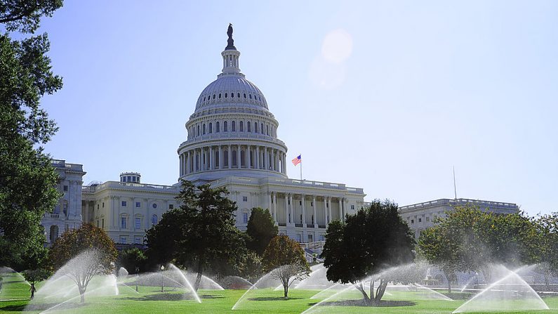 Los rociadores de agua saturan el césped frente al Capitolio de los EE.UU. el 5 de octubre de 2009 en Washington, DC. (KAREN BLEIER/AFP a través de Getty Images)