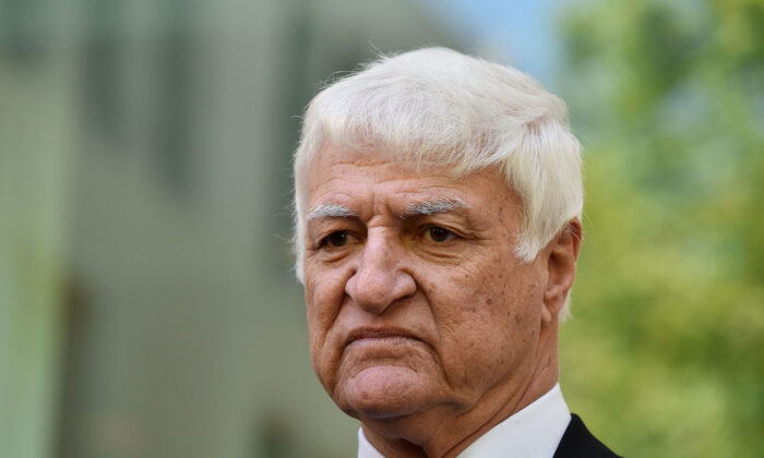 El diputado australiano Bob Katter ofrece una conferencia de prensa para discutir los problemas que enfrenta su electorado rural en Canberra, Australia, el 14 de febrero de 2018. (Michael Masters/Getty Images)