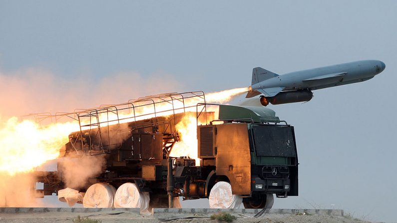 Un misil Saeqeh iraní es lanzado durante los juegos de guerra el 25 de abril de 2010 en el sur de Irán. (MEHDI MARIZAD/AFP a través de Getty Images)