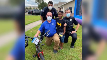 Policía y residentes de Conway le regalan una bicicleta a un niño luego de que le robaran la suya