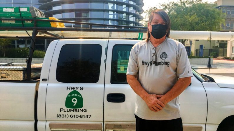 Greg Oropeza se encuentra fuera de la Biblioteca Milpitas, que actúa como centro de recursos para los evacuados por incendios forestales, en Milpitas, California, el 24 de agosto de 2020. (Ilene Eng/The Epoch Times)