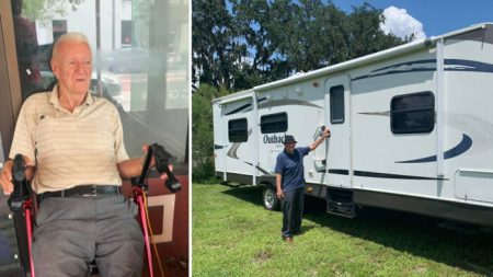 Amable policía ayuda a veterano con solo un caminador, una Biblia y una maleta a encontrar un hogar