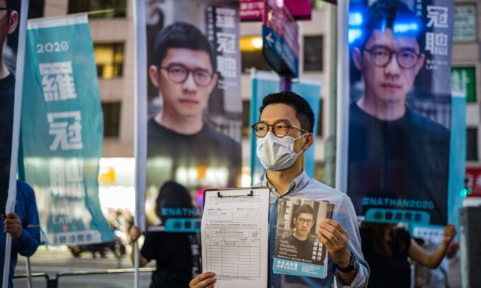 El miembro de la organización política prodemocracia Demosisto y legislador descalificado, Nathan Law, habla con la prensa en Hong Kong el 19 de junio de 2020. (Anthony Wallace/AFP vía Getty Images)