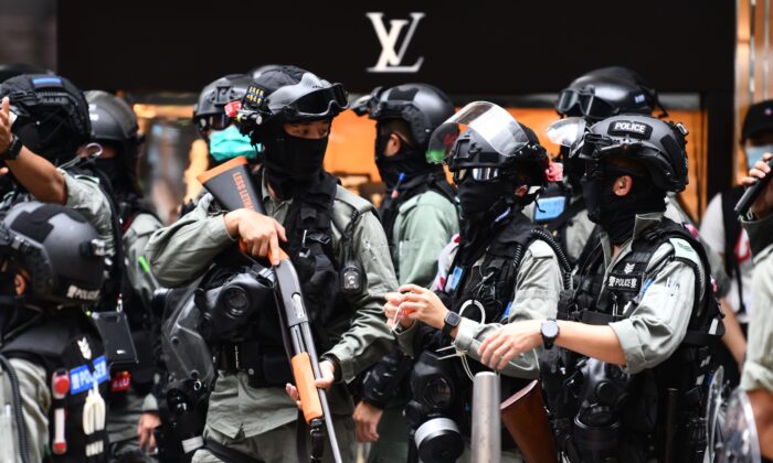 La policía antidisturbios intenta desalojar a la gente reunida en el distrito central del centro de Hong Kong el 27 de mayo de 2020, (Anthony Wallace/AFP vía Getty Images)