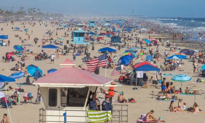 La gente disfruta de una de las playas más populares del Condado de Orange durante la pandemia de COVID-19 en Huntington Beach, California, el 14 de junio de 2020. (Apu Gomes/AFP vía Getty Images)