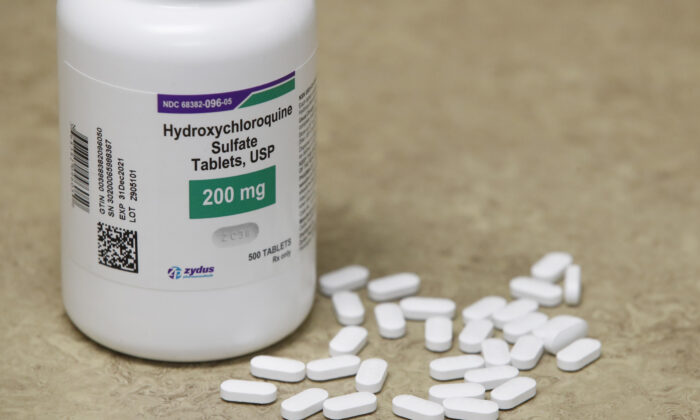 Un frasco y pastillas de hidroxicloroquina se encuentran en un mostrador de la farmacia Rock Canyon en Provo, Utah, el 20 de mayo de 2020 (George Frey/AFP a través de Getty Images)
